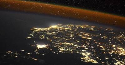 Огни городов и звездный свет. Астронавт с борта МКС сделал потрясающий снимок Земли