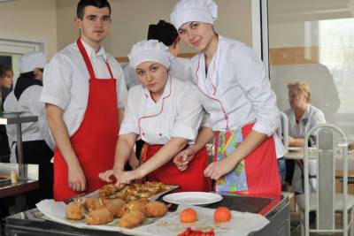 В костромских школьных столовых «на прорыв» бросили студентов техникума торговли и питания