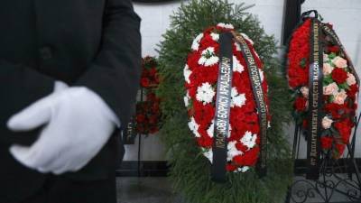 Как выглядит могила Бориса Краснова, на которую принесли сотни красных роз