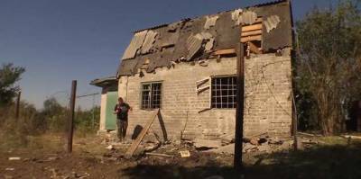 Разрушены дома, на земле – воронки: последствия обстрела на Донбассе показали на видео