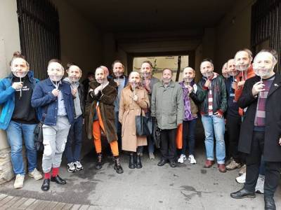 Члены «Яблока» пришли к Горизбиркому в масках Вишневского
