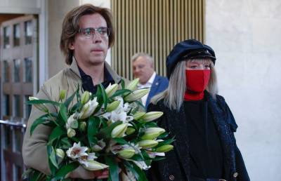 Расплакалась у гроба: Пугачева потеряла близкого человека