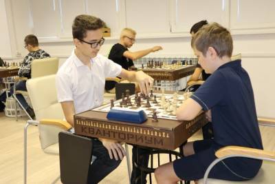Астраханские школьники сыграли в шахматы