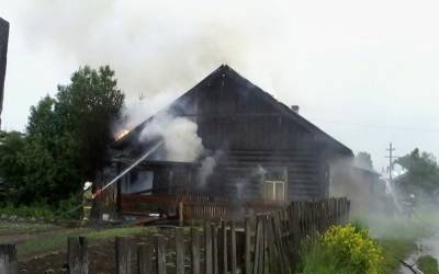 Женщину с ожогами увезли в больницу после пожара в Мельниково