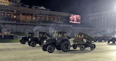 Без баллистических ракет, но с тракторами: в КНДР прошел ночной парад (видео)