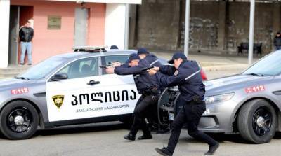 В Грузии вооруженный человек захватил заложников в здании банка