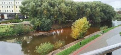 В Екатеринбурге вода в реке Исеть по неизвестным причинам окрасилась в коричневый цвет
