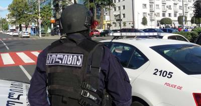 В Грузии вооруженный мужчина захватил филиал банка и требует более $160 тыс. (видео)