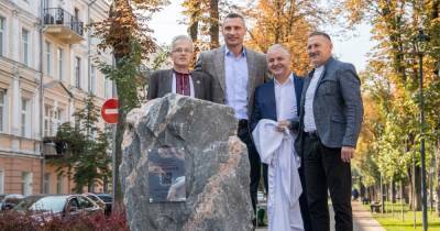 Кличко и правнук Франко приняли участие в закладке камня на месте, где будет скульптурная композиция Каменяру
