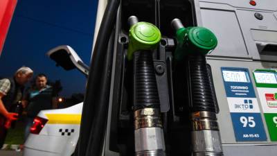 Сезонный сдвиг: чем вызвано снижение цен на бензин в России