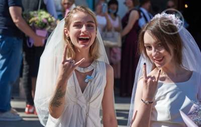 В Харькове две девушки "сыграли свадьбу"