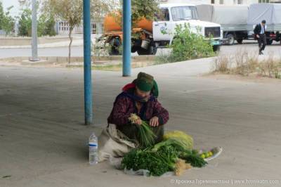 Полицейские разгоняют торговцев овощами. Жители сел потеряли единственную возможность заработка (видео)