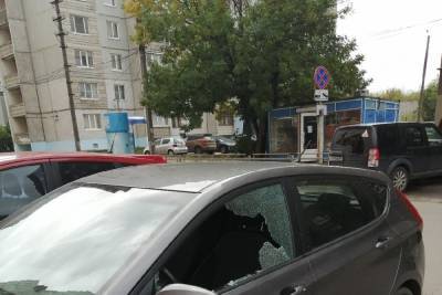 В Твери ищут владельца автомобиля с разбитыми стёклами