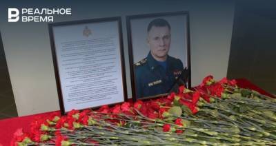В здании ГУ МЧС России по Татарстану появился стихийный мемориал в память о Евгении Зиничеве