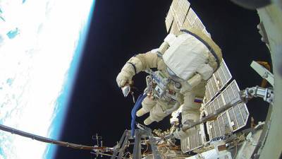 Российские космонавты начали выход в открытый космос