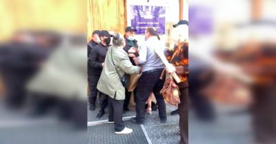 Общественники хотели прорваться к министру Ткаченко, но получили отпор полиции (видео)