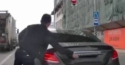 В Москве поймали снявшего номера ради объезда пробки водителя Mercedes