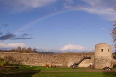 В воскресенье Изборская крепость закроется для туристов раньше обычного