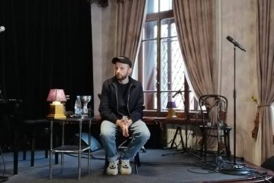 Семён Серзин об уличном спектакле в Пскове: ощущение воздуха добавляет ему особенность