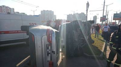 Два авто столкнулись и опрокинулись в Минске, пострадали водители