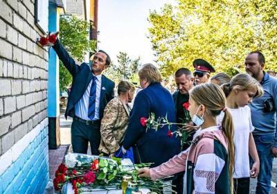 Мемориальную доску погибшему на Донбассе матросу Денису Юшко открыли на Николаевщине