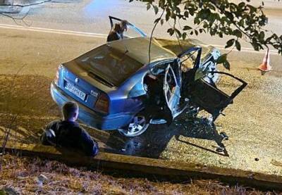 В Запорожье две легковушки столкнулись лоб в лоб: пострадавших вырезают из авто спасатели. ФОТО