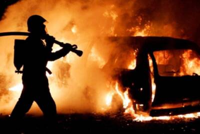Ночью на улице Украинской загорелся автомобиль