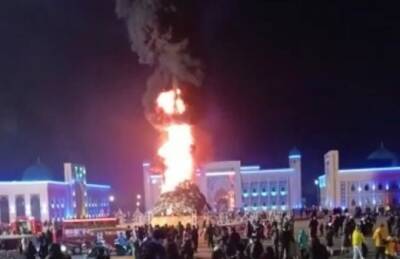 В Казахстане в ночь на 1 января сгорела новогодняя елка, установленная в городе Тараз