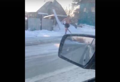 В Новосибирске полуголый мужчина вышел чистить снег на улице
