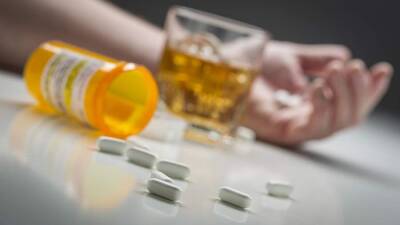 Иммунолог предупредил о последствиях сочетания лекарств с алкоголем