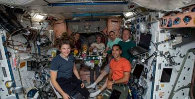 Впервые в истории новый год в космосе встретили 10 человек