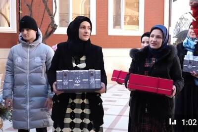 Большая семья Кадырова пришла к бабушке на Новый год