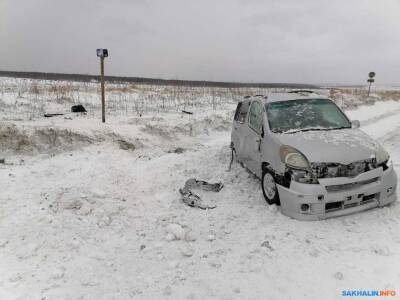 Разбитый автомобиль одиноко стоит у дороги на Сахалине