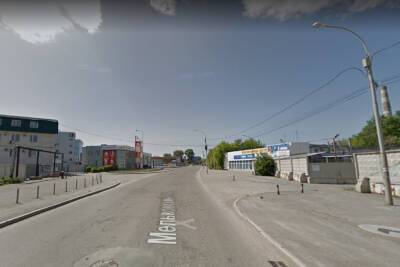 Внедорожник снес столб и влетел в здание магазина в Екатеринбурге