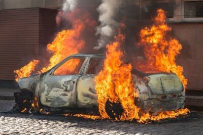 В Апатитах в новогоднюю ночь сгорел автомобиль с газовым баллоном