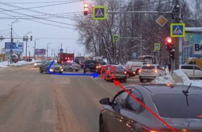 В Сыктывкаре после столкновения ВАЗ и Hyundai женщина попала в больницу