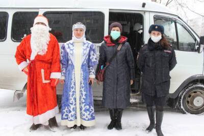 Псковские полицейские поздравили детей из трудных семей