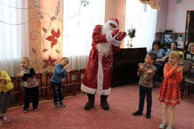 Детдомовцы в Ивановской области получают подарки от Полицейского Деда Мороза