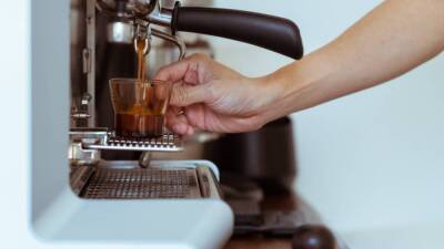 Регулярное добавление сливок в кофе опасно для людей с высоким холестерином