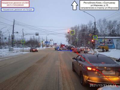 В Сыктывкаре молодой водитель ВАЗа выехал на красный и врезался в иномарку
