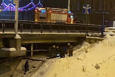 Ранним утром в Твери спасатели доставали мужчину из-под моста