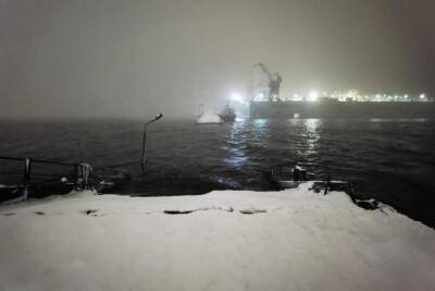 В Мурманске рядом с морским вокзалом затонул плавпричал