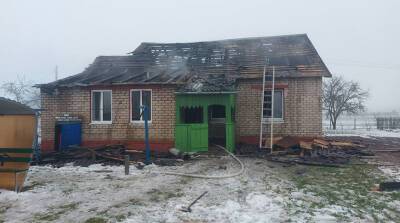 В Копыльском районе горел дом, очевидцы спасли пенсионерку