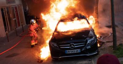 Хулиганы сожгли больше 870 машин в новогоднюю ночь во Франции