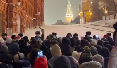 В Москве в новогоднюю ночь тысячи людей пришли на закрытую Красную площадь