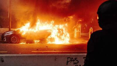 Во Франции хулиганы подожгли более 870 машин в новогоднюю ночь
