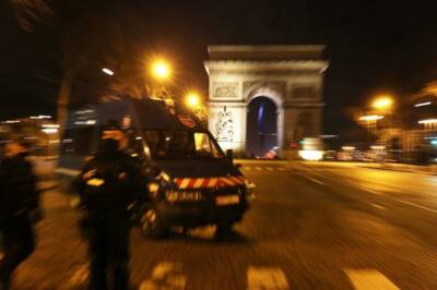 В новогоднюю ночь во Франции хулиганы сожгли свыше 870 автомобилей