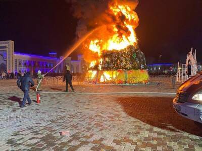 «Раз, два, три, елочка — гори!»: в Казахстане во время празднования огонь охватил новогоднюю елку