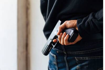 Мужчина достал пистолет на кассе в строительном магазине Петербурга