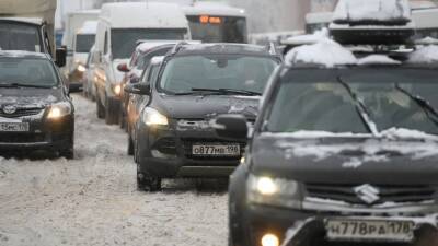 Сотни петербуржцев застряли в пробке на подъезде к «Охта Парку» из-за неочищенных дорог